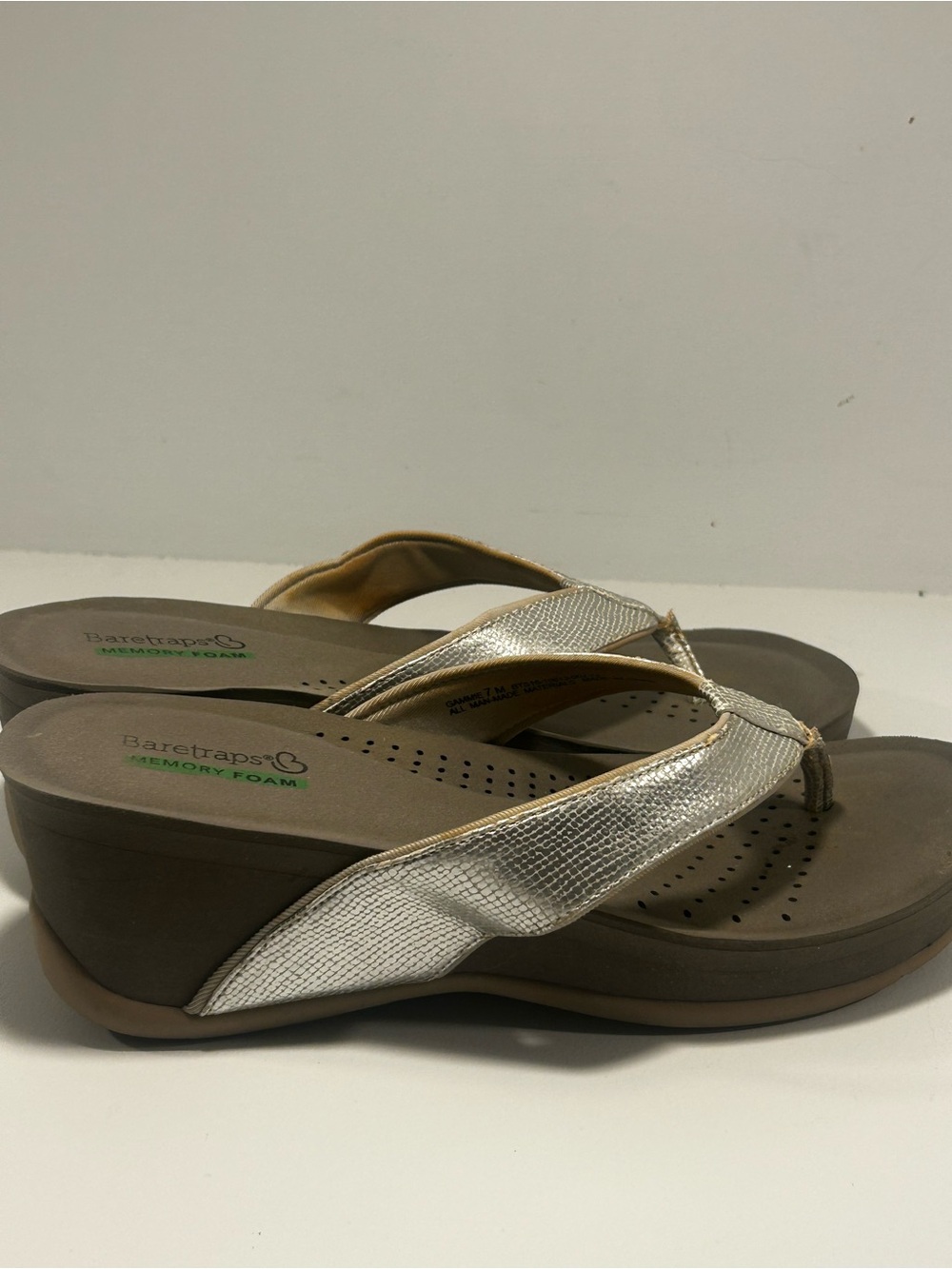 Baretraps Gammie Silver Metallic Wedge Sandals Women’s 7M Memory Foam